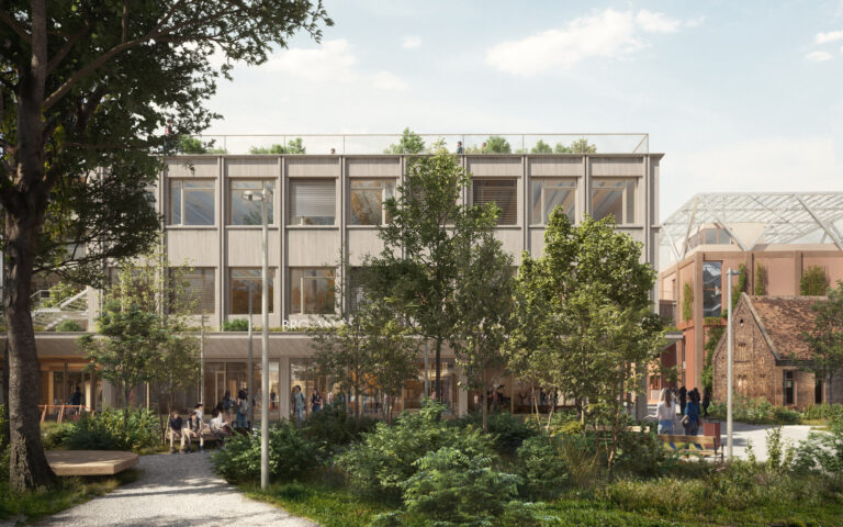 Haupteingang mit begrüntem Vorplatz